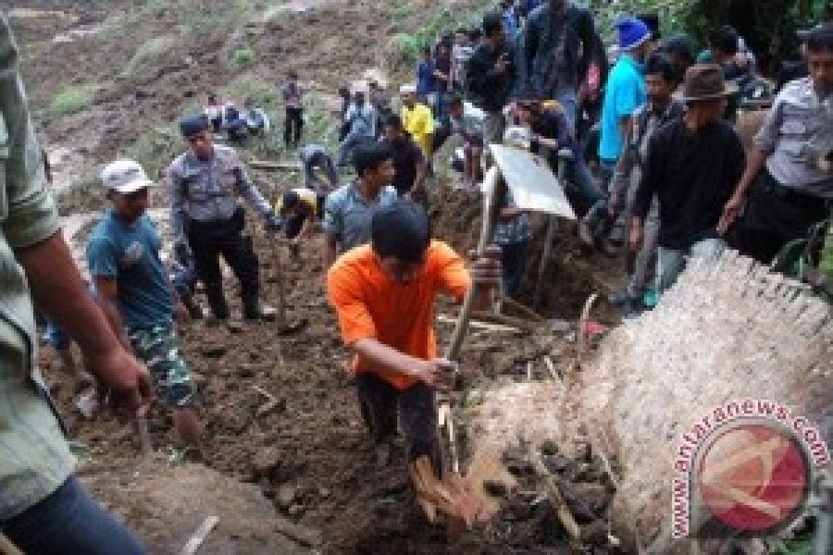 Tim Evakuasi Temukan Korban ke-10 Longsor Cililin