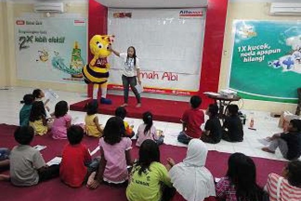 Anak-Anak Nonton Film Malin Kundang di Rumah Albi