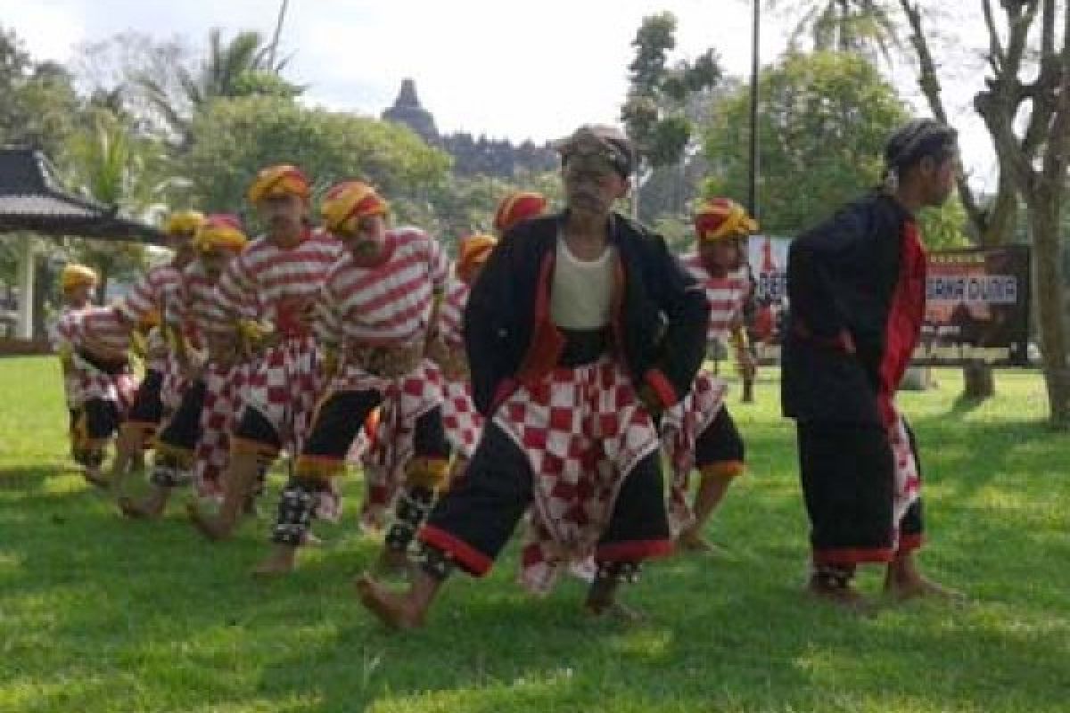 100 Grup Kesenian Kirab "Ruwat-Rawat Borobudur"