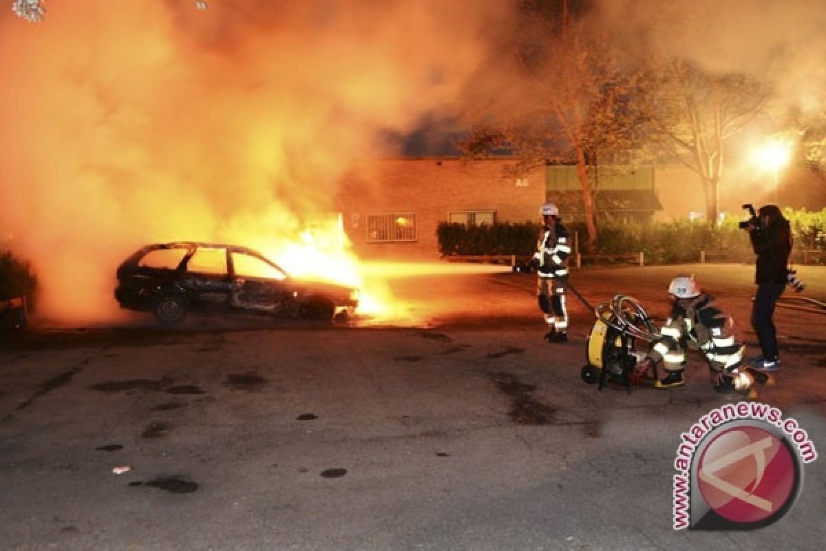  Mobil kembali dibakar di Stockholm jelang malam kelima kerusuhan