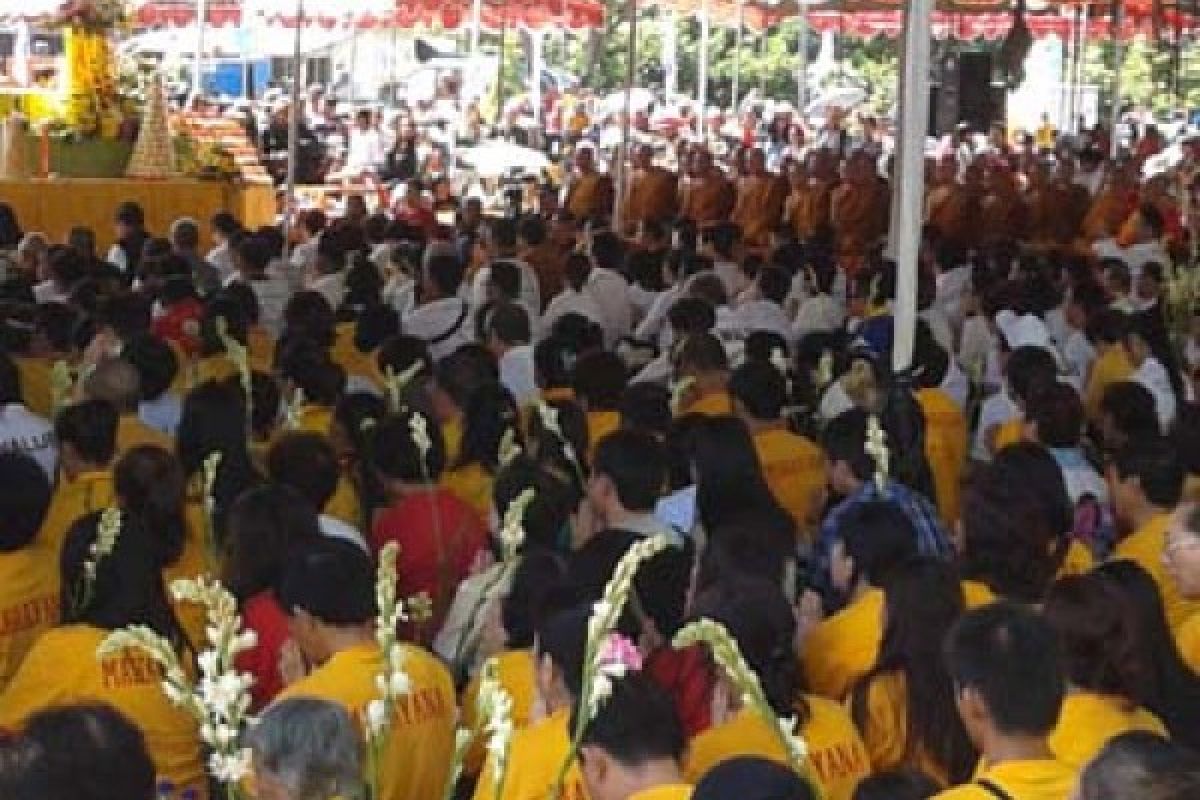 Meditasi Detik-Detik Waisak Antarkan Umat Berbuat Kebajikan