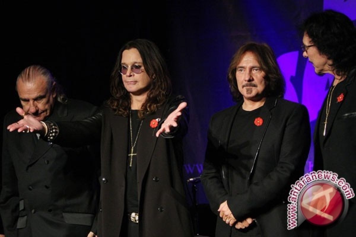  "13" Black Sabbath rajai tangga album Inggris