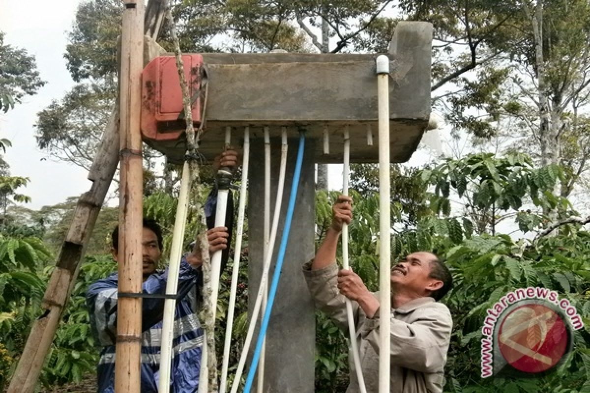 Kegigihan Warga Lampung Barat Dapatkan Air Bersih