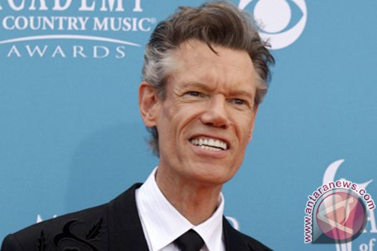  Penyanyi Country Randy Travis Kritis Setelah Operasi Jantung