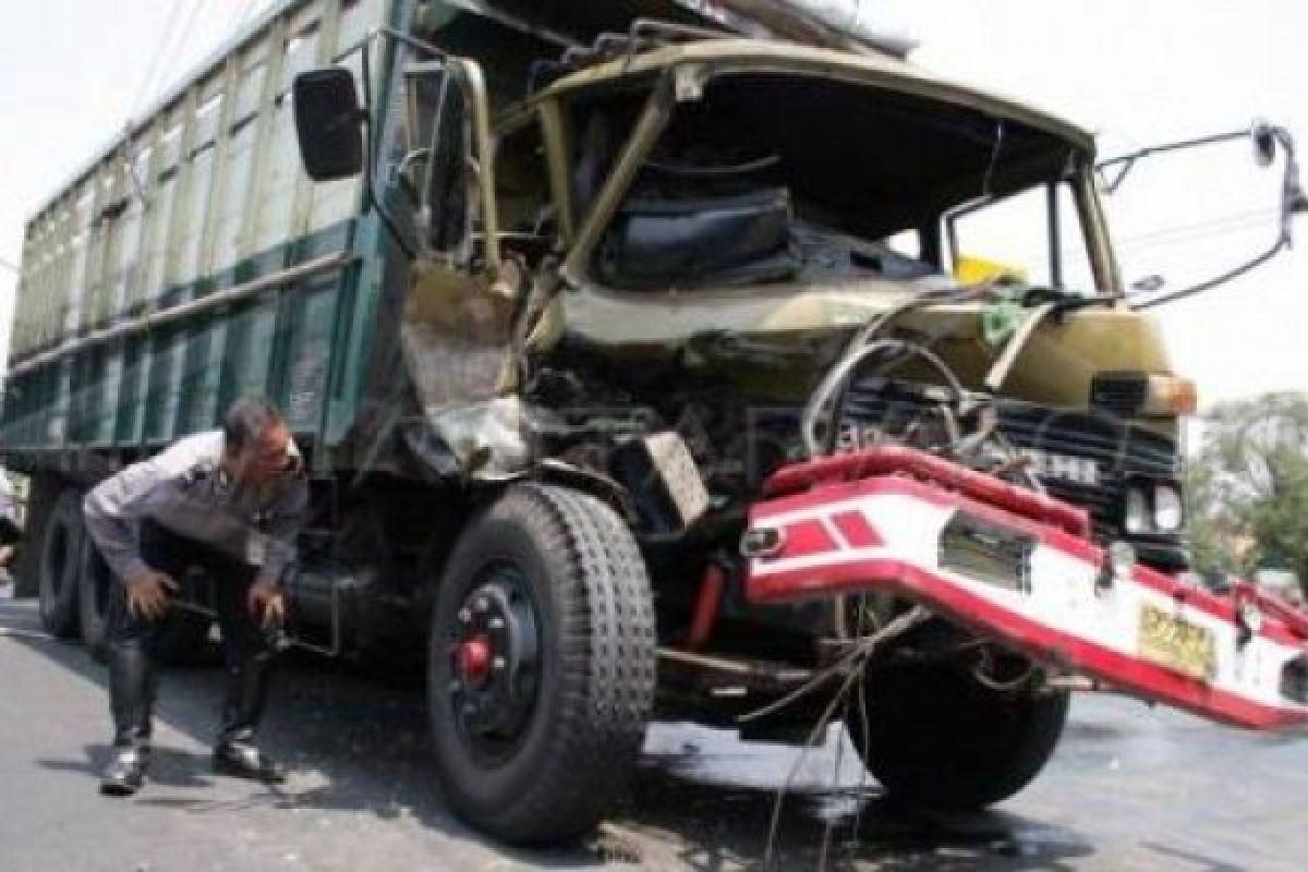 Satu Tewas, Truk Seruduk Motor