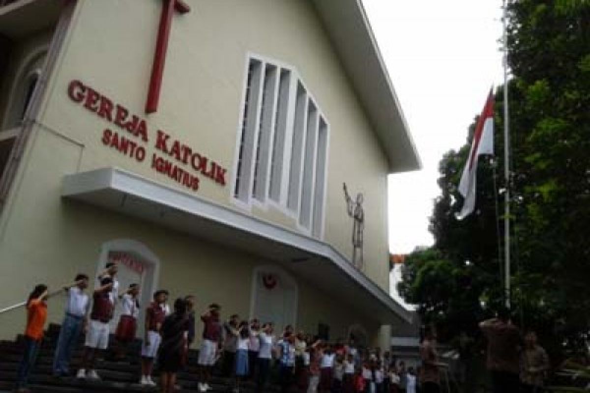 'Sense of Belonging to' dari Depan Gereja