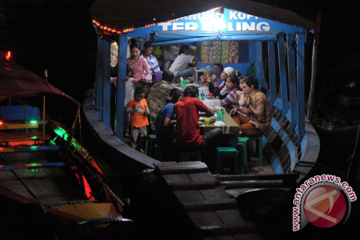 Warung terapung destinasi wisata favorit BKB