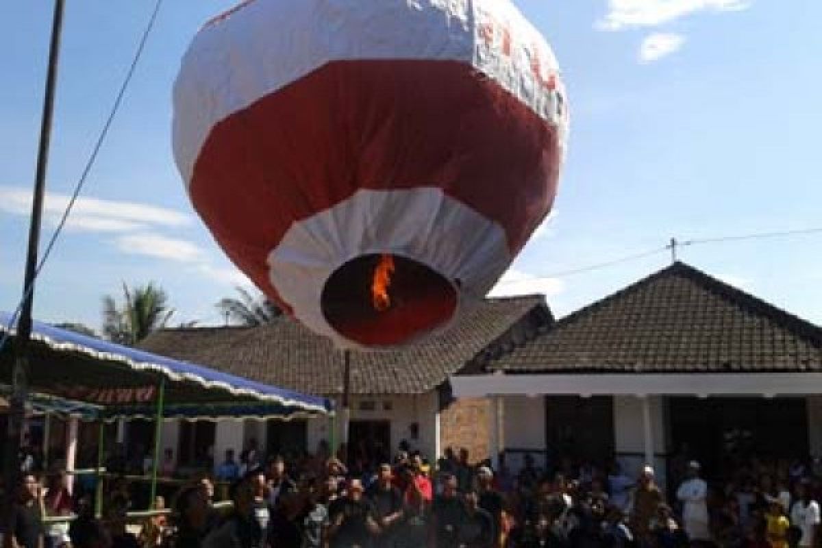 Balon "Syawalan" Kali Ini Merah Putih