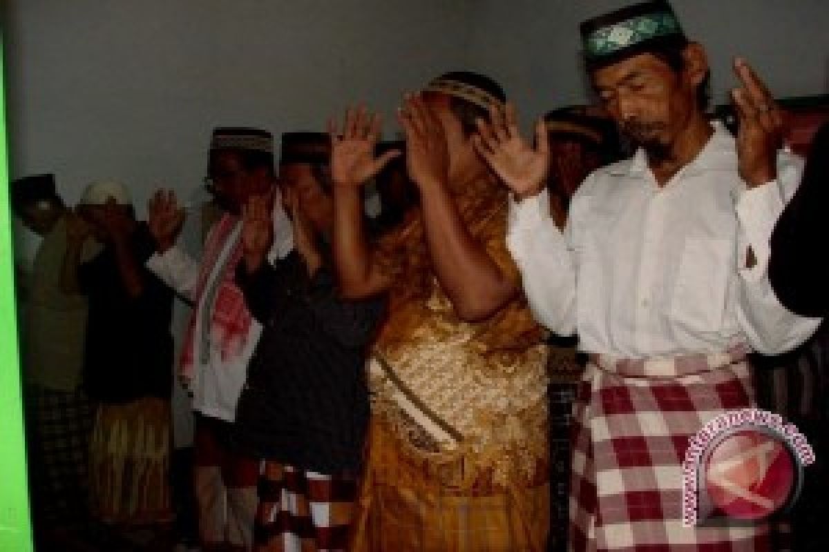 Pengikut Islam "Aboge" Santap Kenduri Bersama