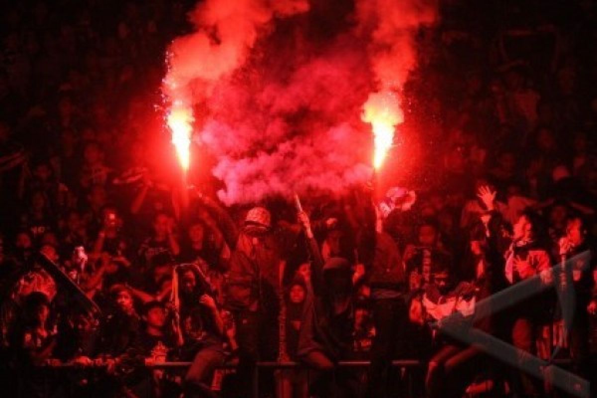 Petasan Aremania Bakar Restoran Ocean Garden