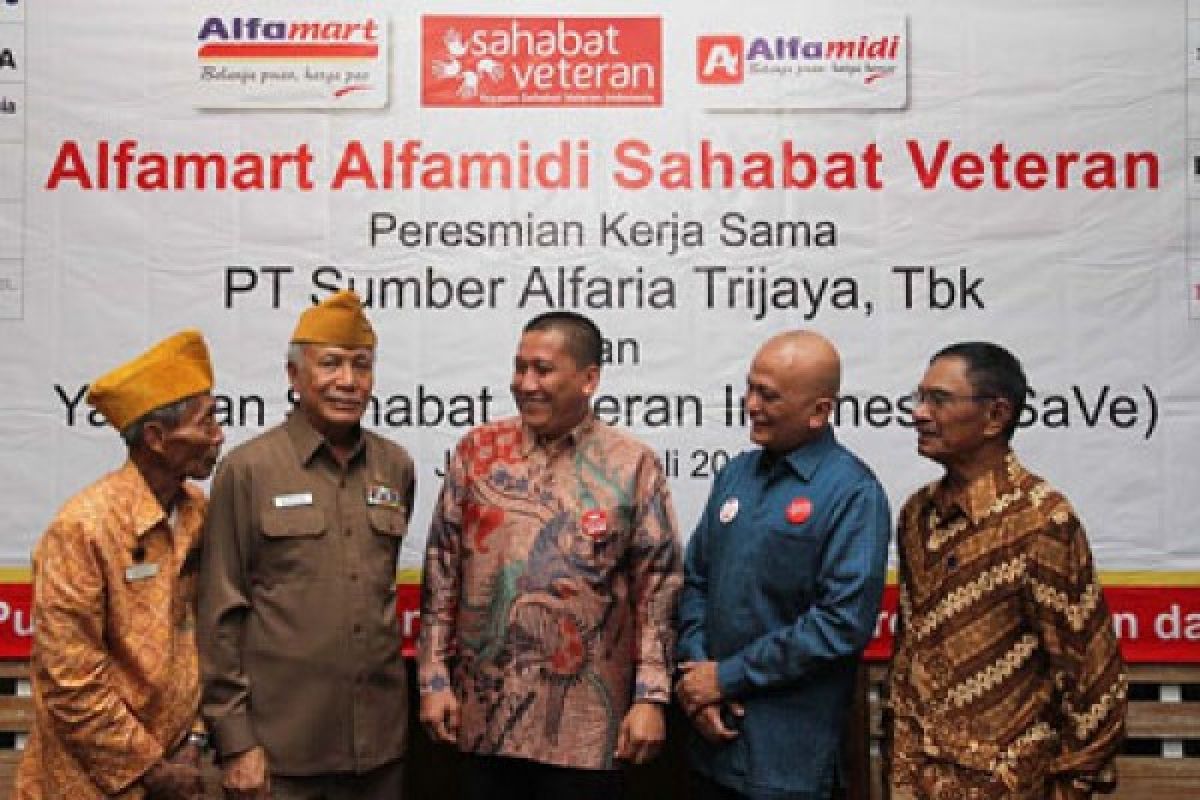 Alfamart Alfamidi Bantu Veteran Indonesia