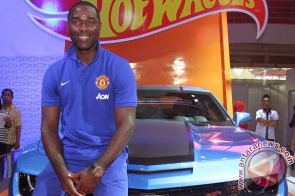 Bintang MU Andy Cole Tandangi Booth Chevrolet