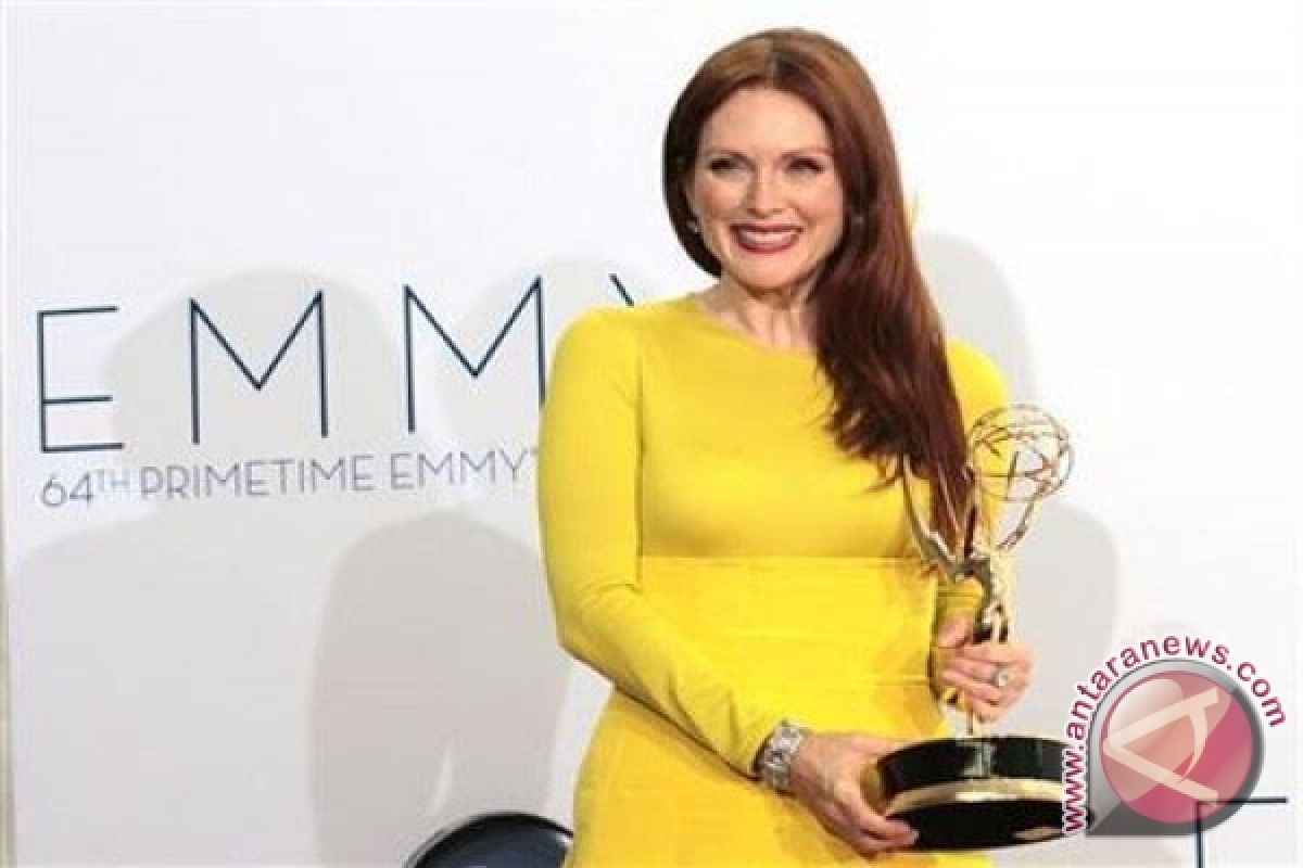  Julianne Moore Ikut Main "The Hunger Games"