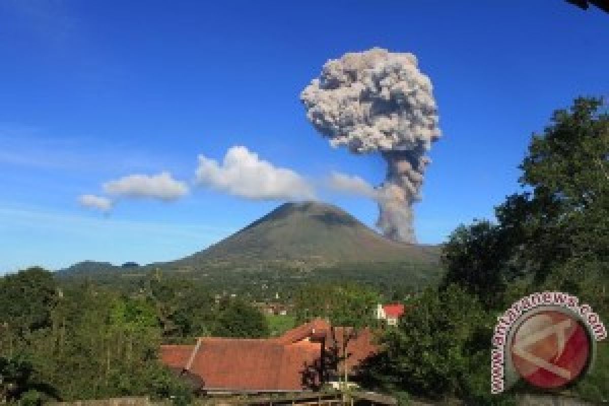 Gunung Lokon Meletus Lagi