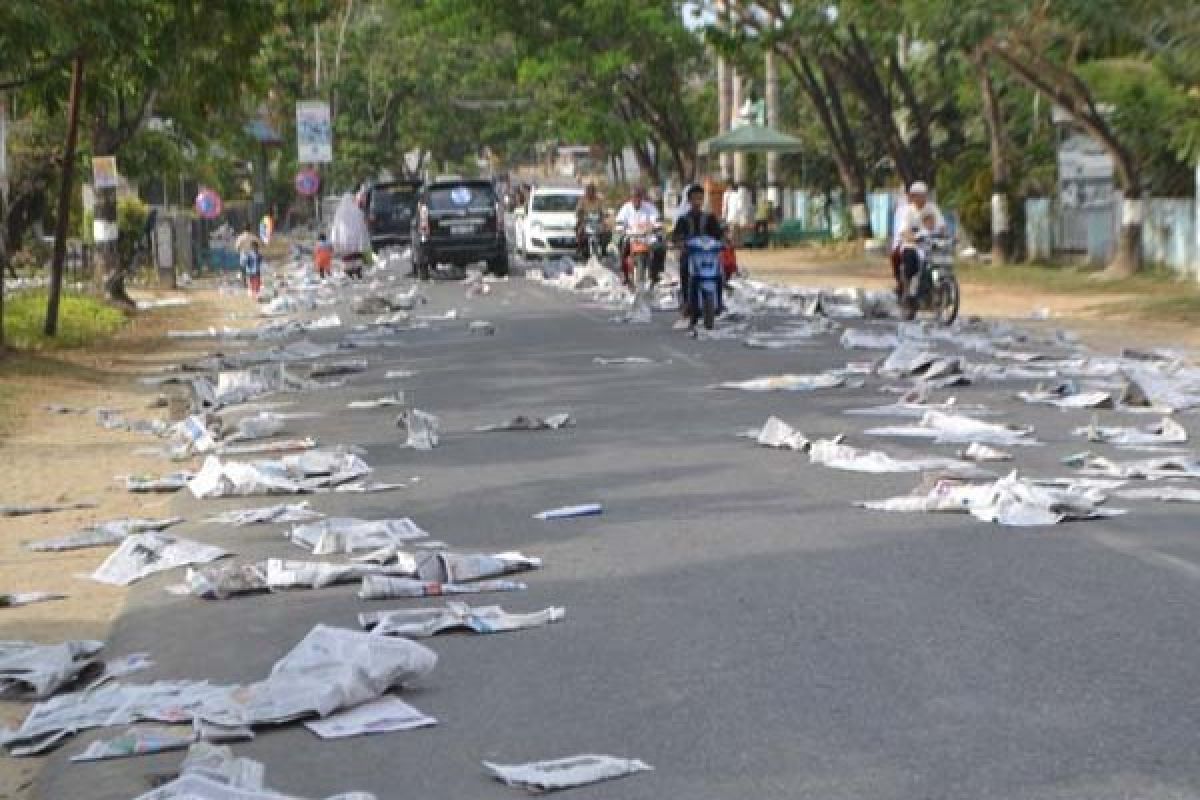 Sampah Berserahkan di Jalan Usai Sholat IED