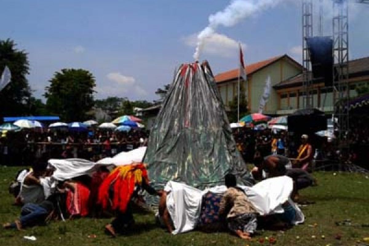 Tembang untuk Pemimpin yang Urus Merapi