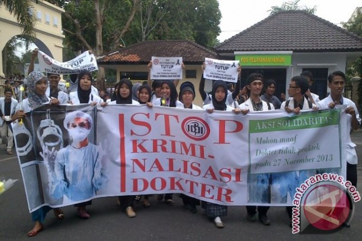 Ratusan dokter aksi solidaritas di Kejati NTB