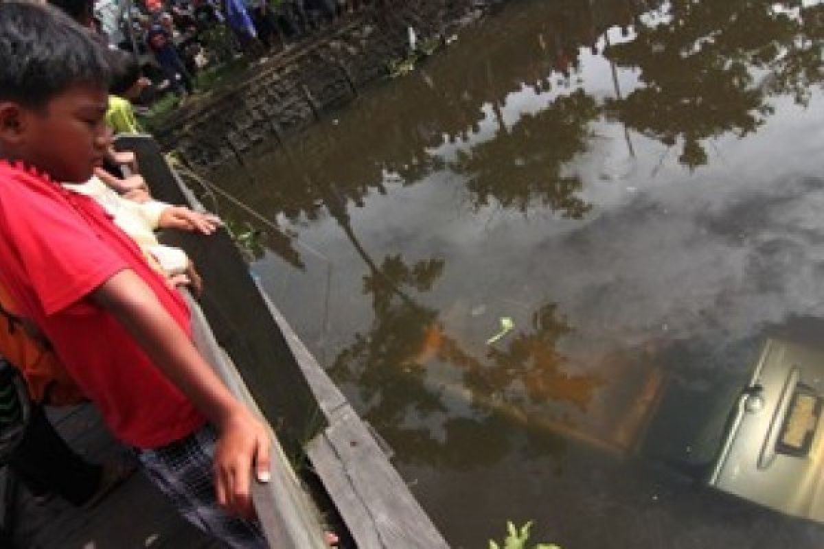 Mobil Tercebur ke Sungai, Enam Orang Tewas