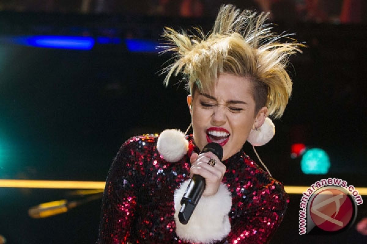 Gelar konser, Miley Cyrus kecup bibir Katy Perry