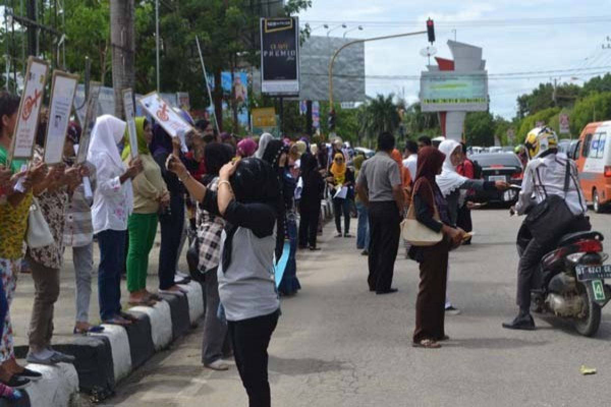 Elemen Perempuan Sultra Bagi Stiker Anti Kekerasan