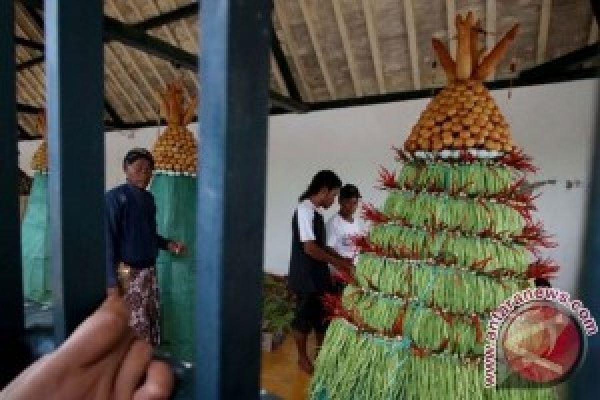 Ribuan Warga Yogya Saksikan Gunungan Grebeg Maulud