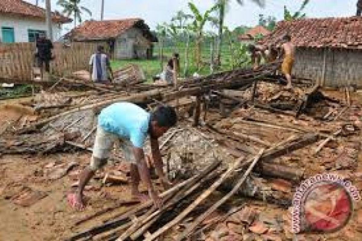 Puting Beliung Robohkan Rumah Botok