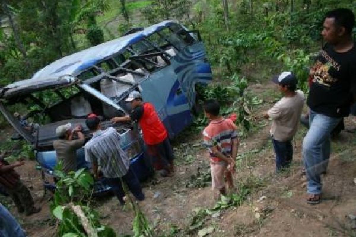 Passenger Bus Plunges into Ravine Killing Seven