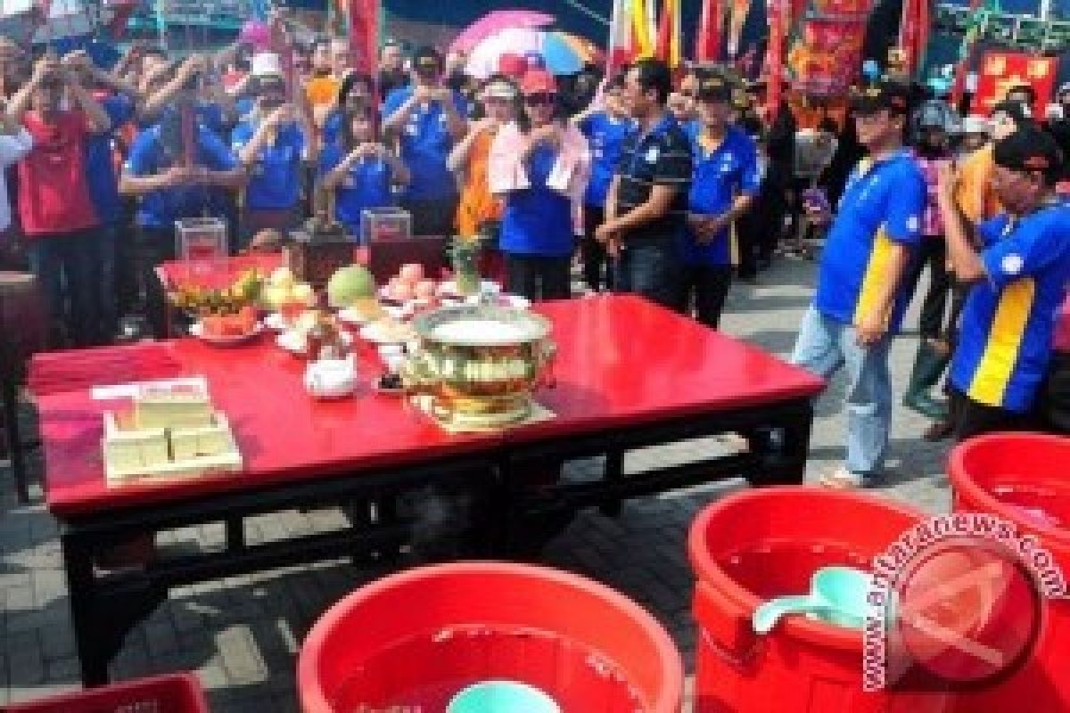 Perayaan Cap Go Meh Semarang Tanpa Daging Babi