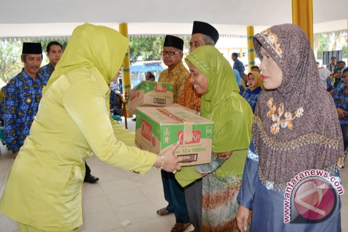 Lansia Pringsewu Dapat Bantuan LKKS