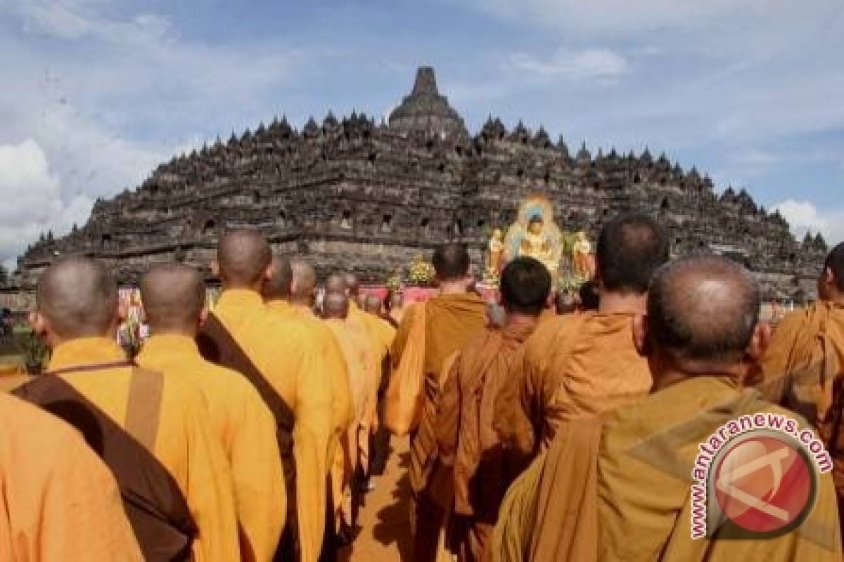 Biksu pun bersihkan Borobudur dari abu Kelud