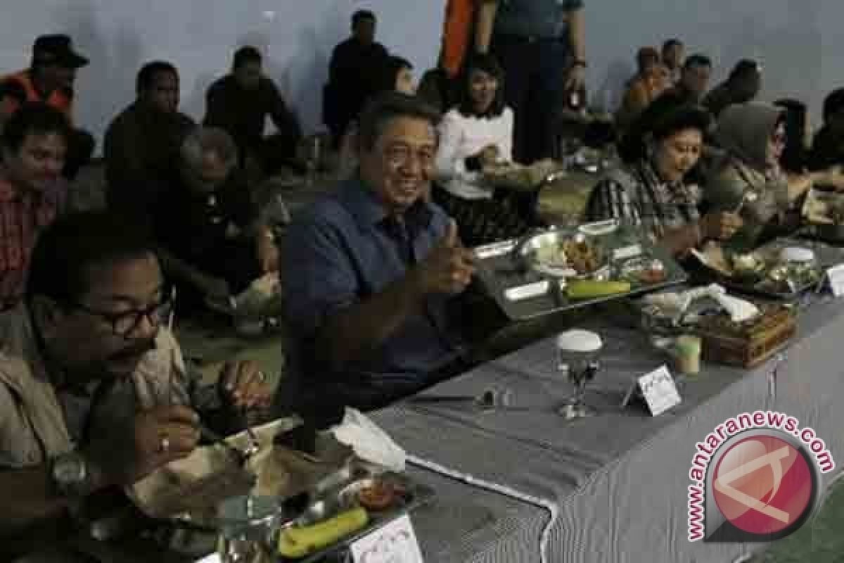 Presiden Makan Siang Bersama Pengungsi Kelud