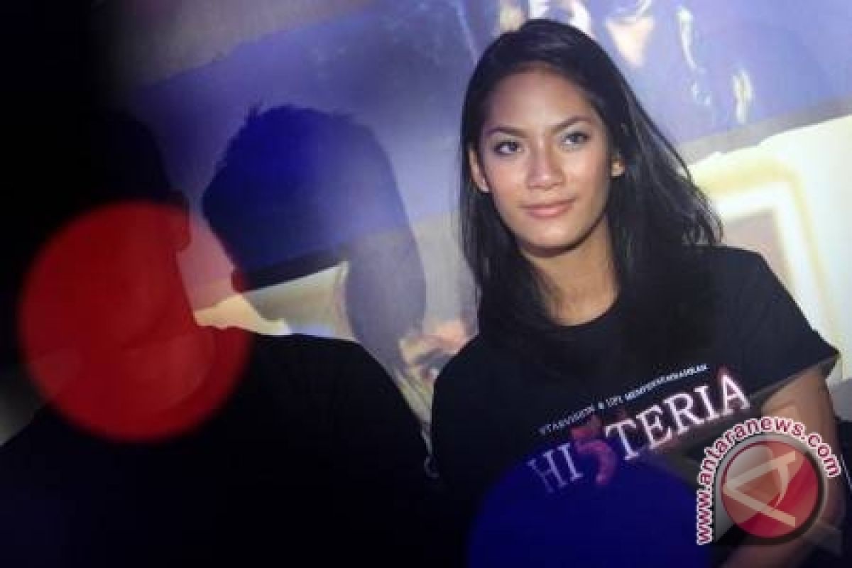  Tara Basro Berlatih Keras Untuk "Pendekar Tongkat Emas"