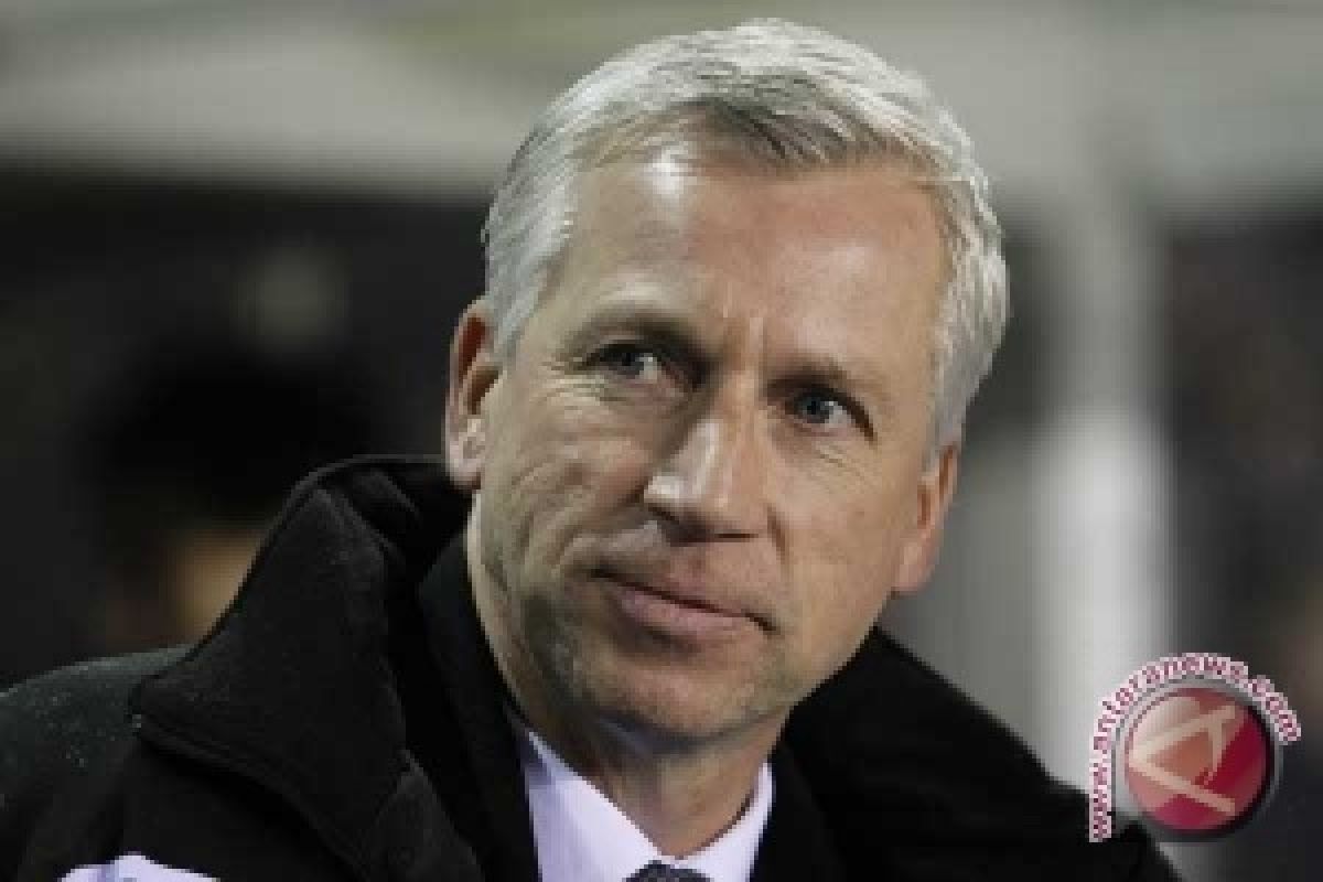 Pelatih Newcastle Pelatih Alan Pardew Didenda