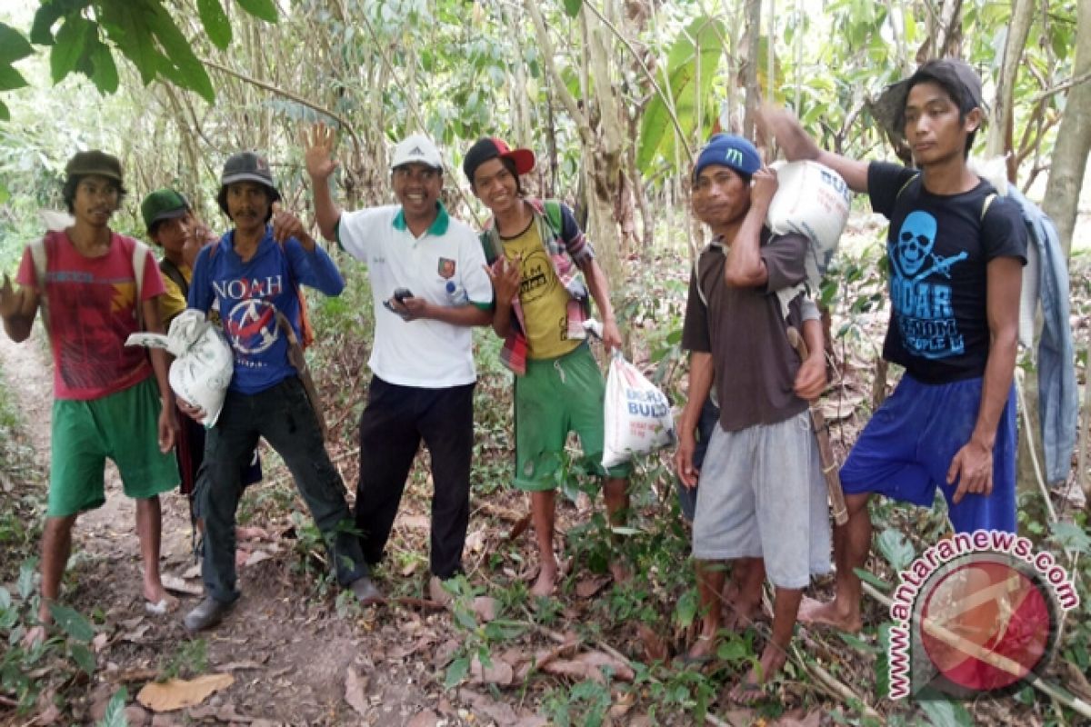 Persembahan PUPUK Untuk Perotan Di Kaki Nokilalaki 