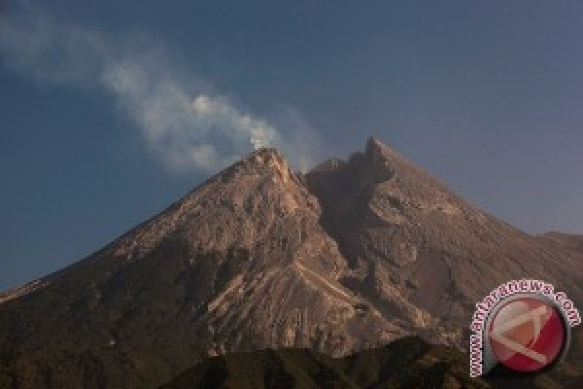 Embusan Solfatara Merapi Sebabkan Hujan Abu Tipis