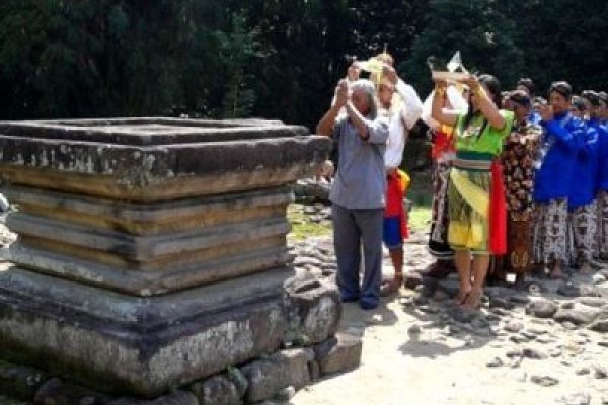 Sedekah Mereka Embuskan untuk Candi Gunung Wukir