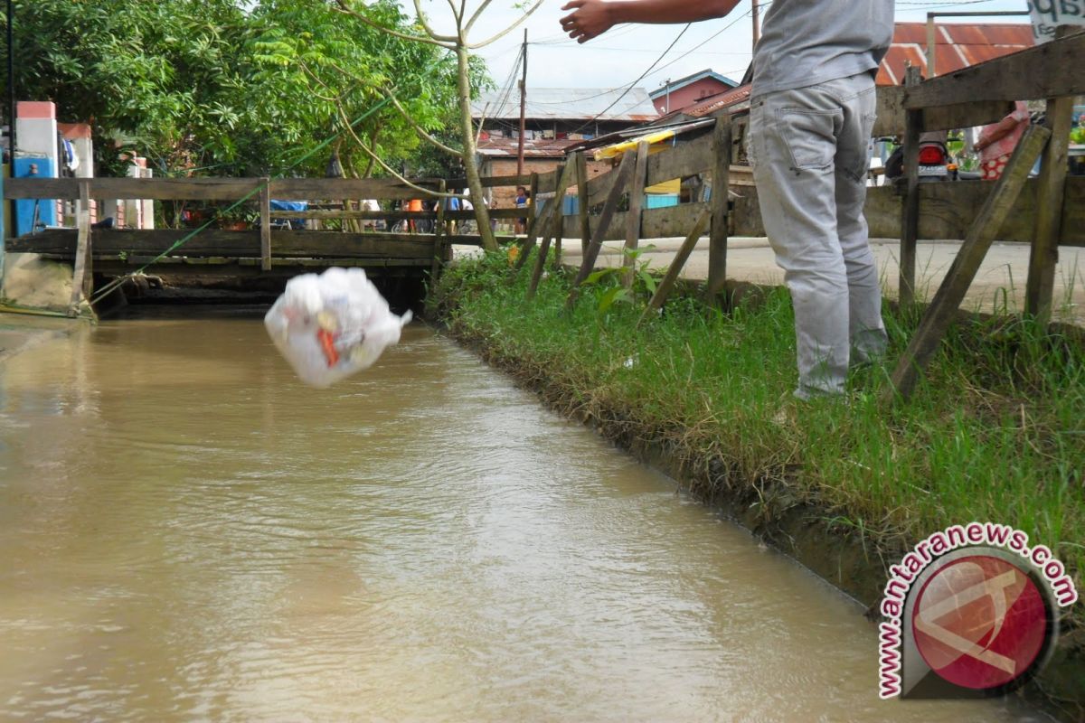 Warga Diimbau Jangan Buang Sampah Di Sungai 