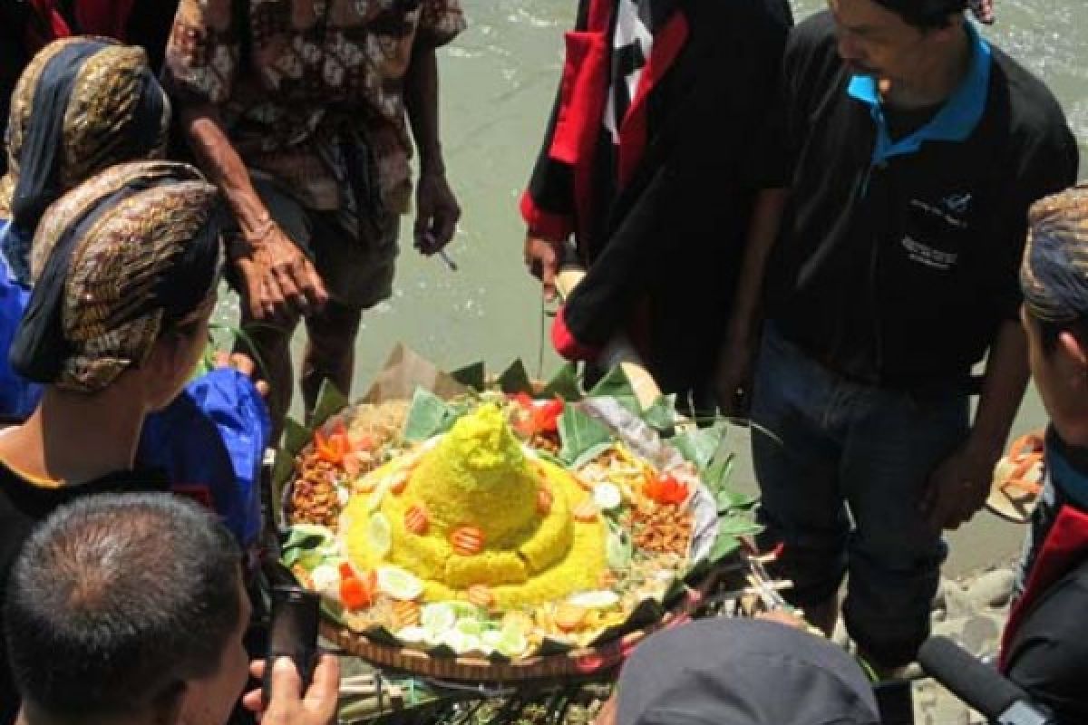 Sedekah untuk Kedung Penuh Material Merapi