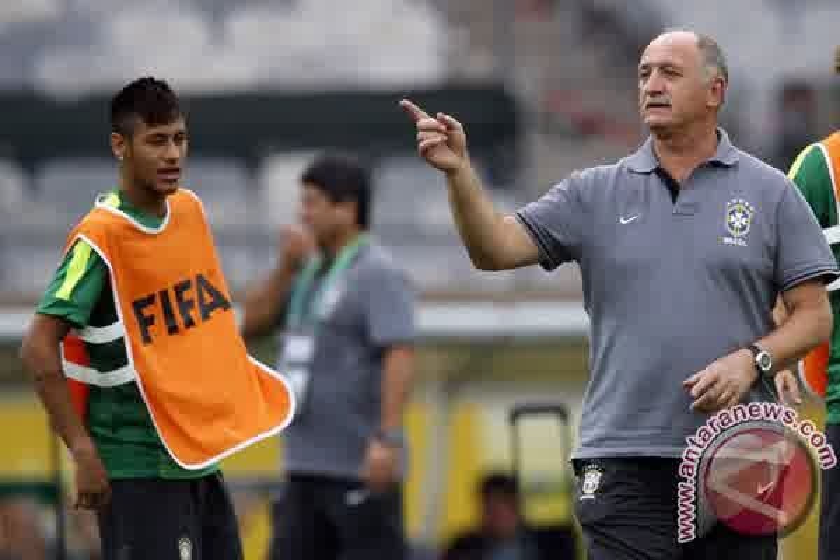 Scolari Mengaku Brasil Beruntung