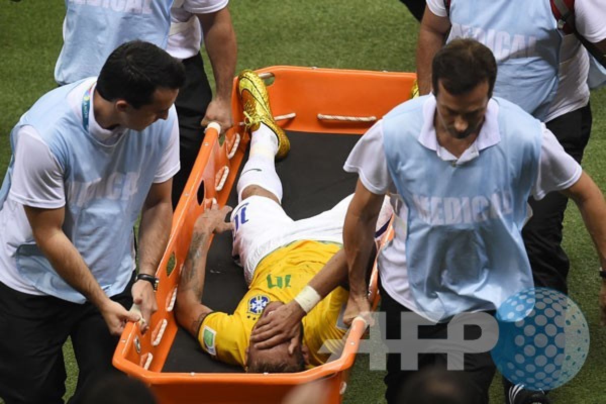 Neymar Dilarikan ke Rumah Sakit