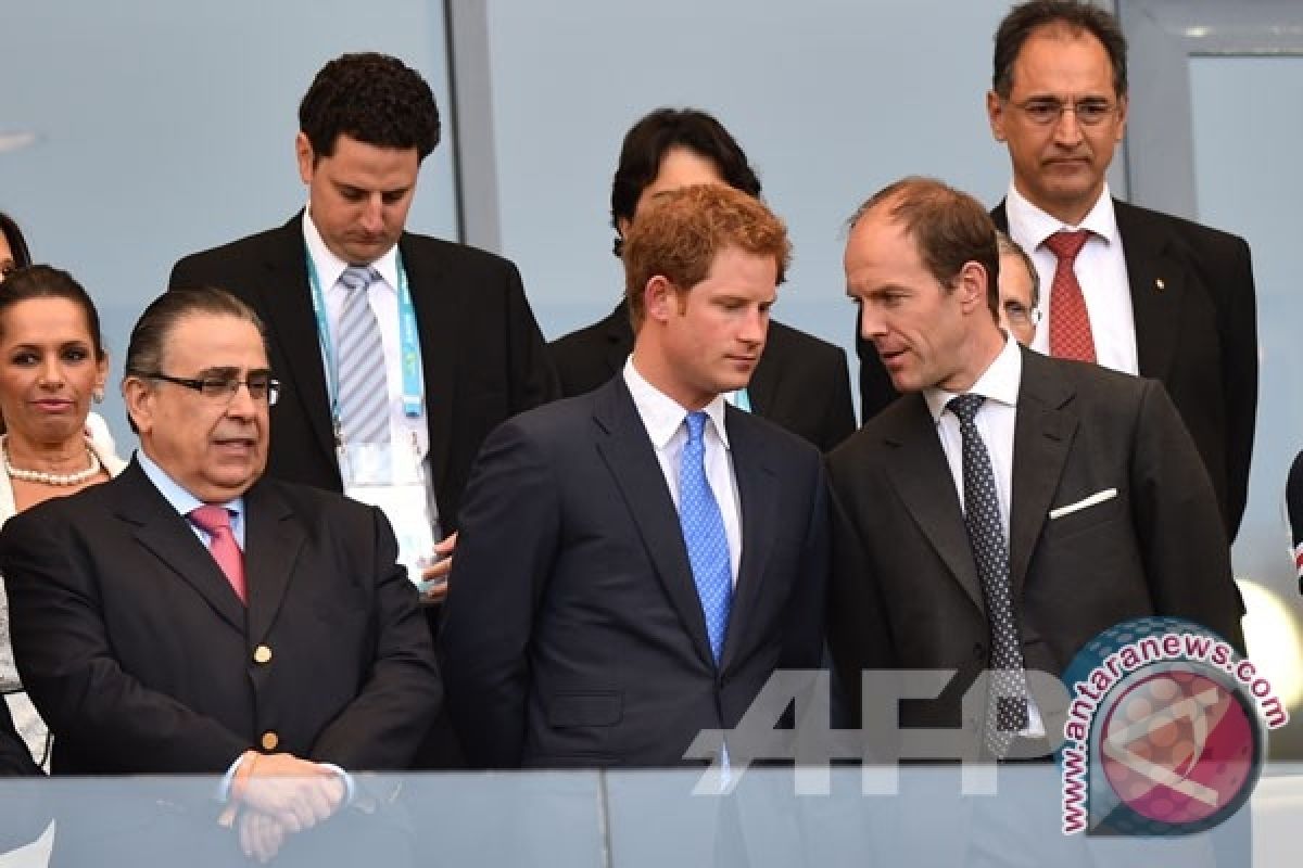  Pangeran Harry Bercanda Dengan Anak-Anak Di Chile