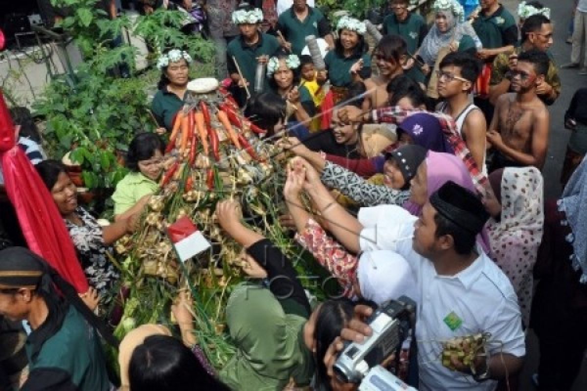 Pascapanen, Warga Ngemplak Gelar Sadran 1.000 Ketupat