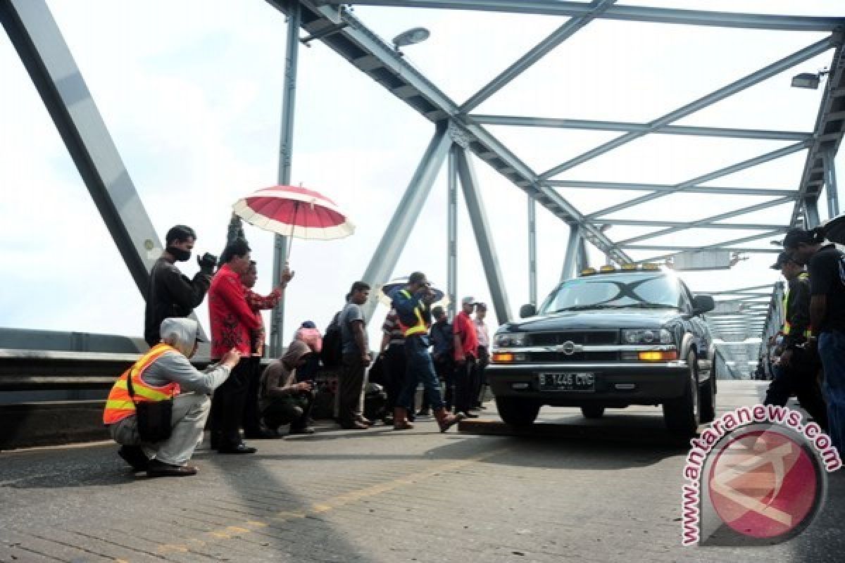 Dilaporkan Melengkung, Jembatan Serayu Maos Dicek