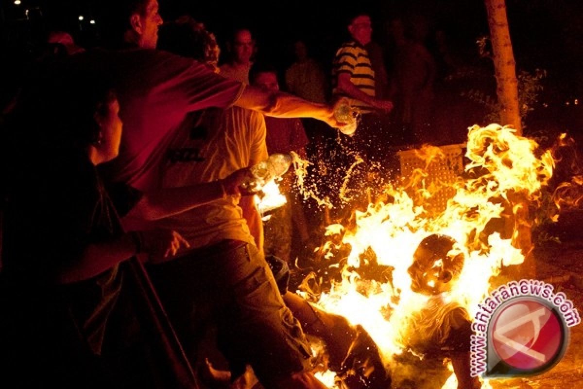 Seorang warga bakar diri karena masalah rumah tangga