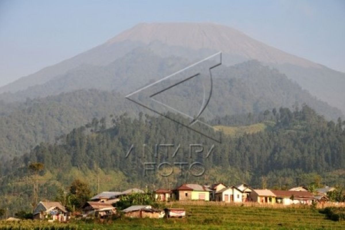 Gunung Slamet Keluarkan Suara Dentuman Keras