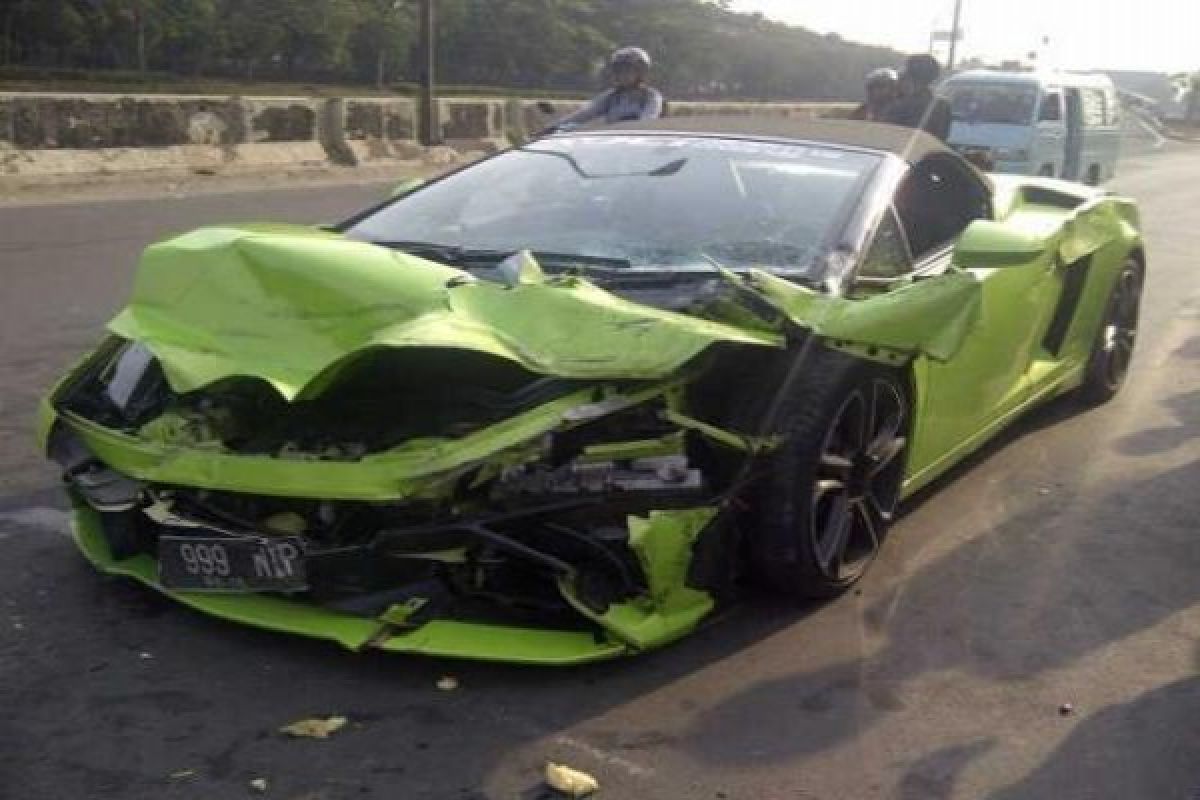 Lamborghini Hotman Paris Ringsek di Tol Ancol