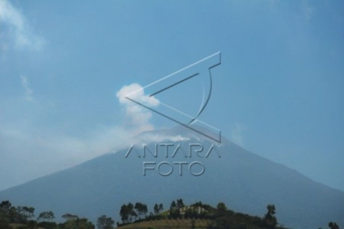 Gunung Slamet Terus Keluarkan Gempa Embusan