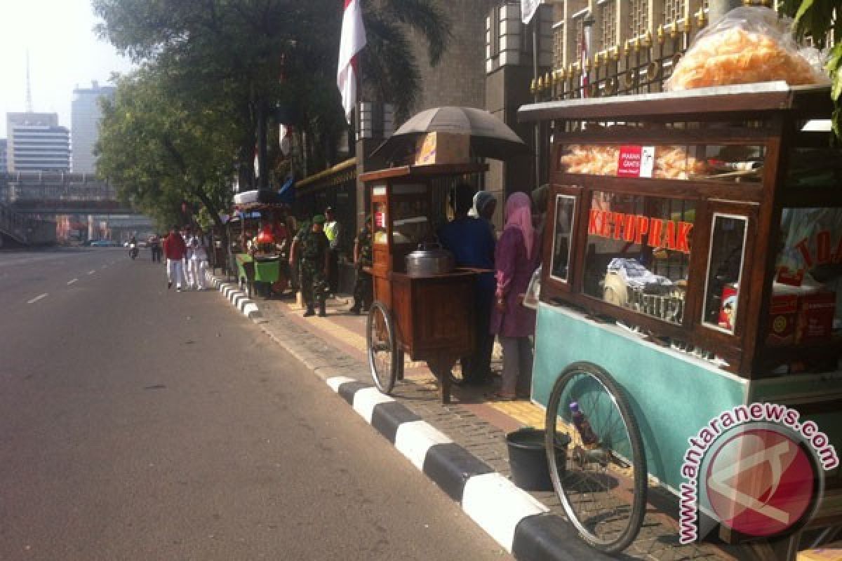 Jelang Tengah Hari, Makanan Gratis di Bundaran HI Habis Diserbu Warga