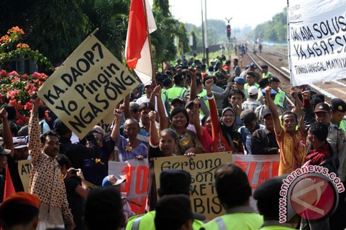 PT KAI Laporkan Pedagang Asongan