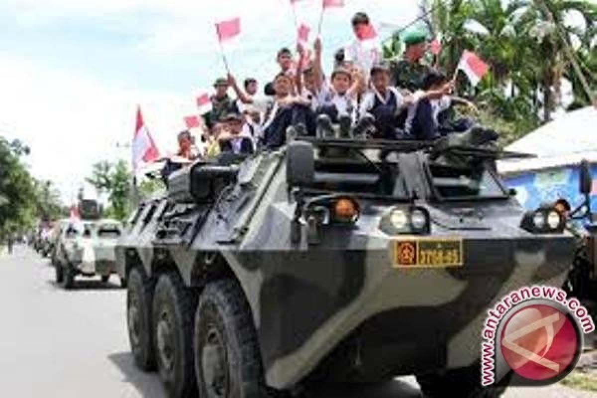 Defile panzer dan atraksi bela diri meriahkan HUT TNI di Mimika